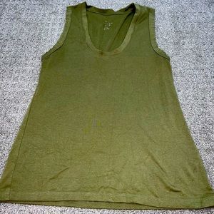 A. New. Day Tank; green; large